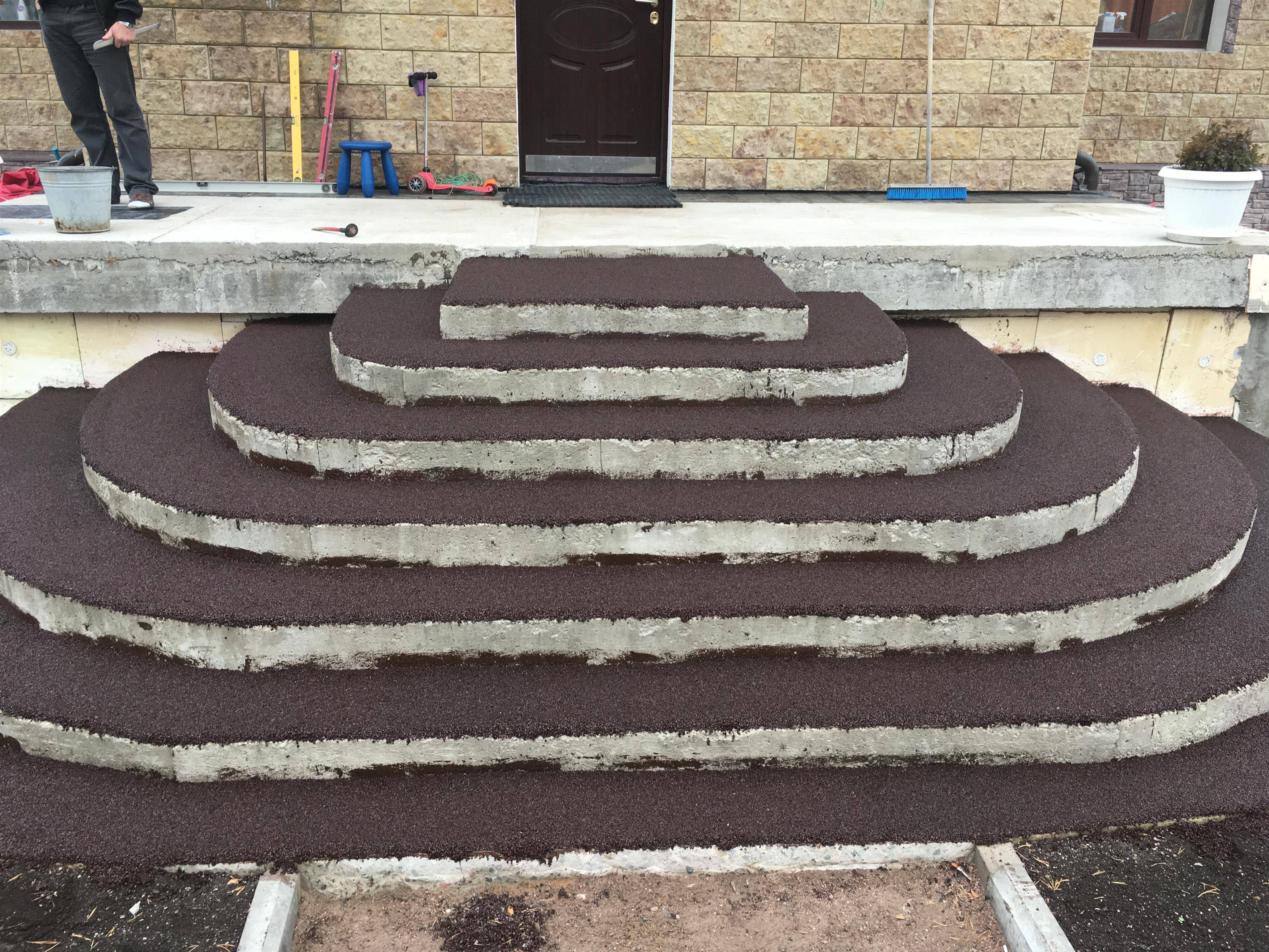 Уличное покрытие для крыльца из бетона: 8 популярных материалов и их особенности