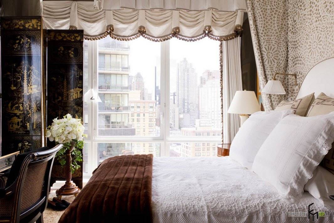 Спальня с двумя окнами, дизайн интерьера - фото примеров.
