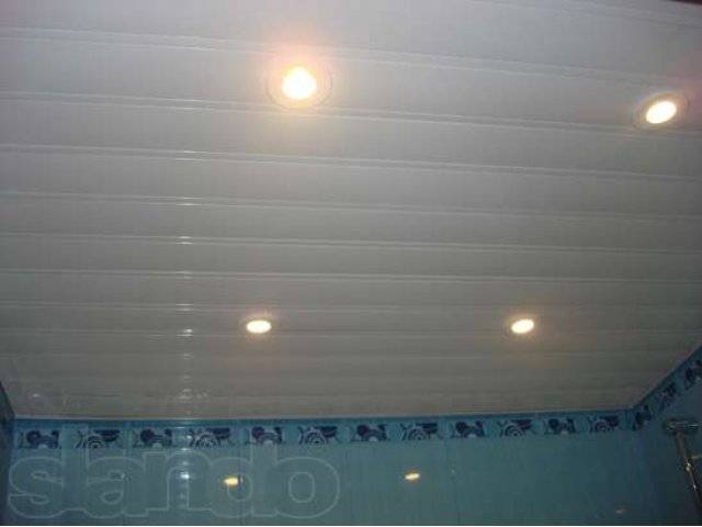 Потолок в ванной из пластиковых панелей - виды и фото пластикового потолка в ванной