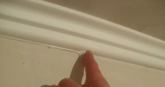 Как снять плинтус с натяжного потолка без его повреждения