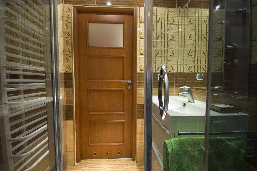 Двери в ванную комнату и туалет: какие лучше - стекло, дерево, мдф