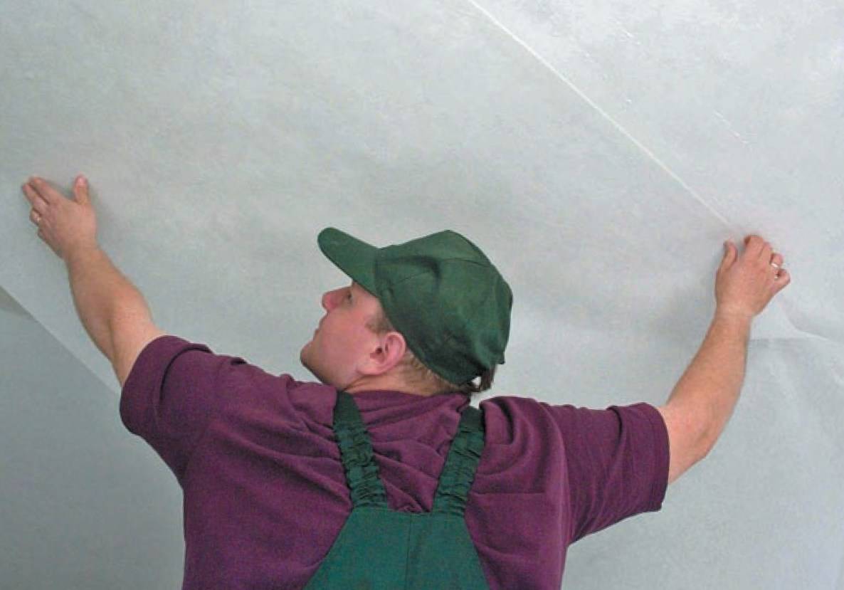 Как клеить обои на потолок самостоятельно: пошаговый план и видео