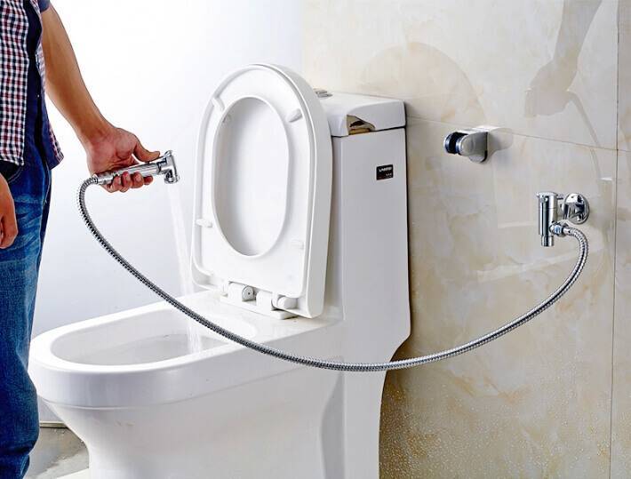Установка гигиенического душа (38 фото): как установить в туалете своими руками смеситель настенного монтажа, высота размещения, как правильно подключить
