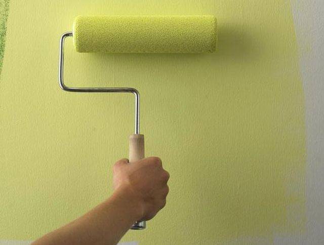 Каким валиком красить потолок водоэмульсионной краской – советы