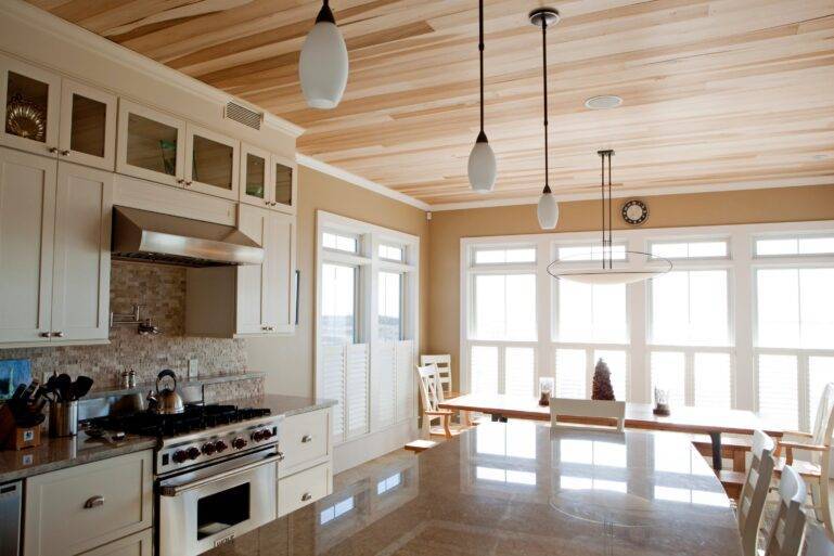 Правильная отделка потолка на кухне — залог уютного интерьера