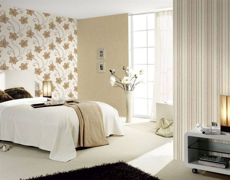 Комбинированные обои в спальню (79 фото): особенности комбинирования в интерьере обоев двух видов, примеры дизайна комнаты с обоями-компаньонами