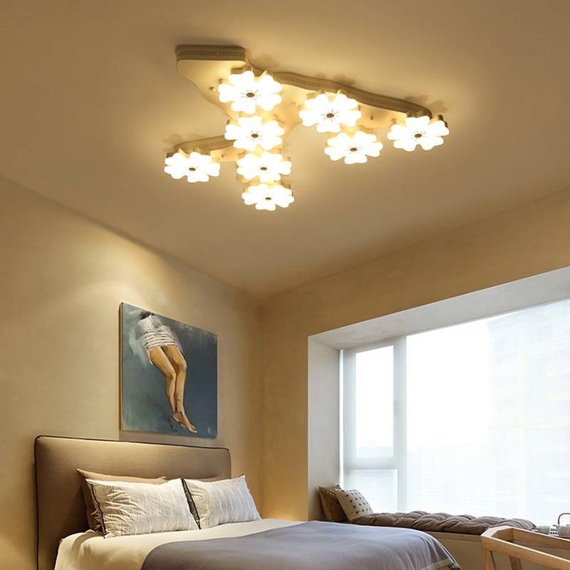 Люстры для натяжных потолков (103 фото): какие потолочные модели подходят в зал и гостиную, как выбрать подвесной светильник для спальни