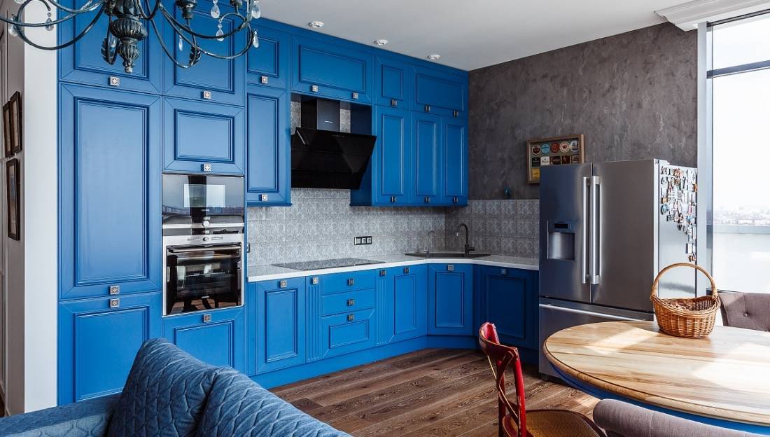 Используем синий цвет в интерьере кухни