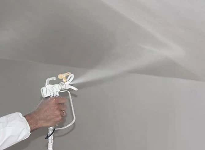 Как покрасить потолок на побелку