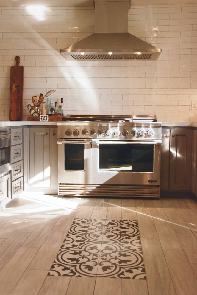 Дизайн плитки на кухне — интерьер с кафелем на полу +56 фото