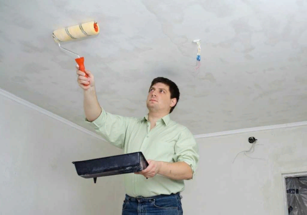 Как покрасить потолок водоэмульсионной краской без разводов своими руками (видео)