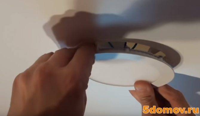 Как снять точечный светильник с натяжного потолка и поменять лампочку