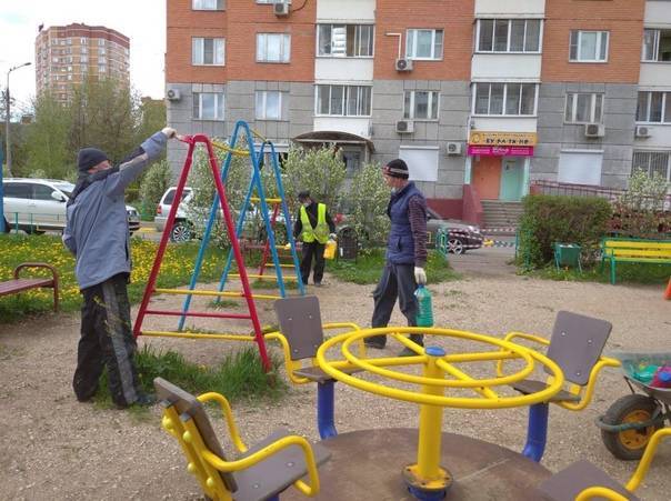 Как заставить установить детскую площадку во дворе или отремонтировать старую? | bankstoday
