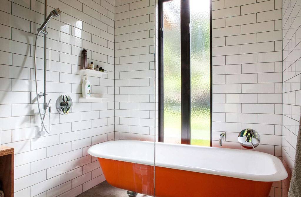 Белая плитка в ванной: оптимальные идеи дизайна и варианты сочетания. советы профессионалов по выбору плитки и ее применению (110 фото)