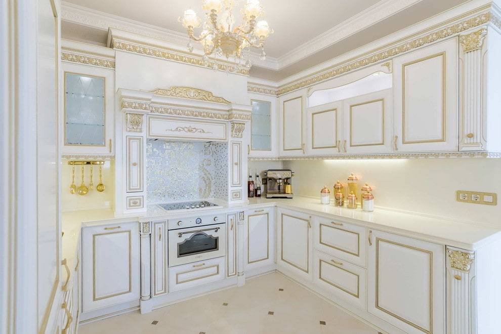 Белая кухня с патиной (29 фото): особенности гарнитура с золотой, серебряной, коричневой и другой патиной