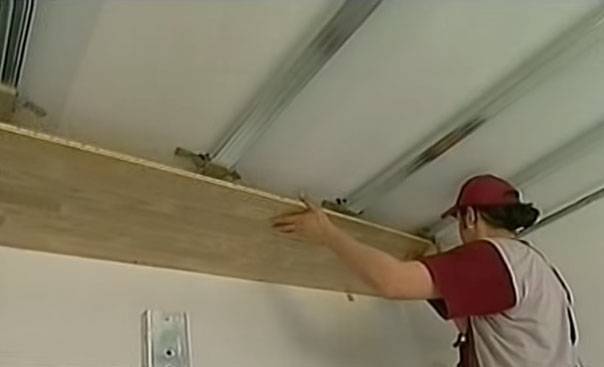 Потолок из ламината своими руками — технология укладки (видео)