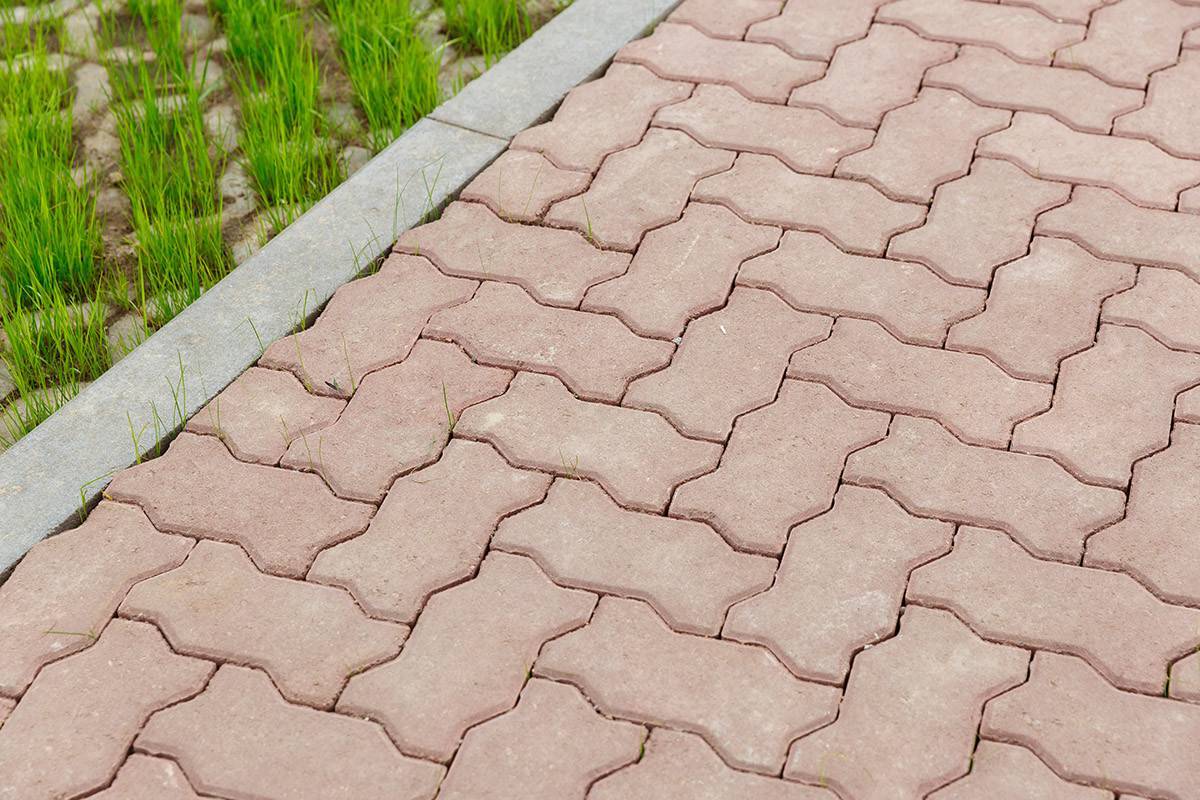 Тротуарная плитка и брусчатка: что это и как выбрать?