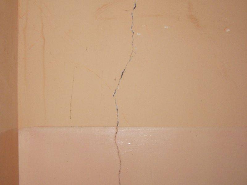 После заливки бетона появились небольшие трещины. критично ли это? что делать?