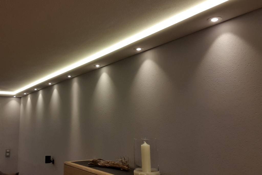 Натяжной потолок с подсветкой по периметру: фото и на сколько опускается при установке