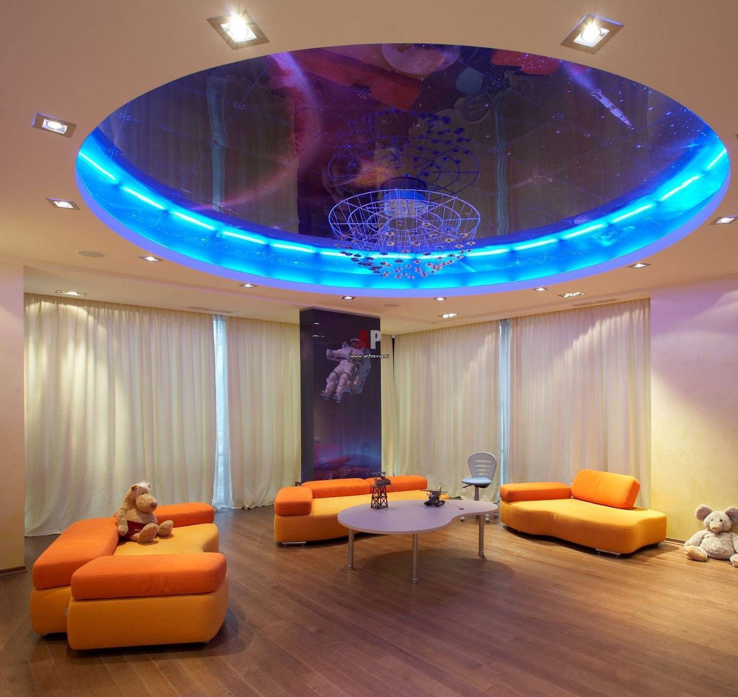 Двухуровневый потолок натяжной с подсветкой в зал - 35 фото
