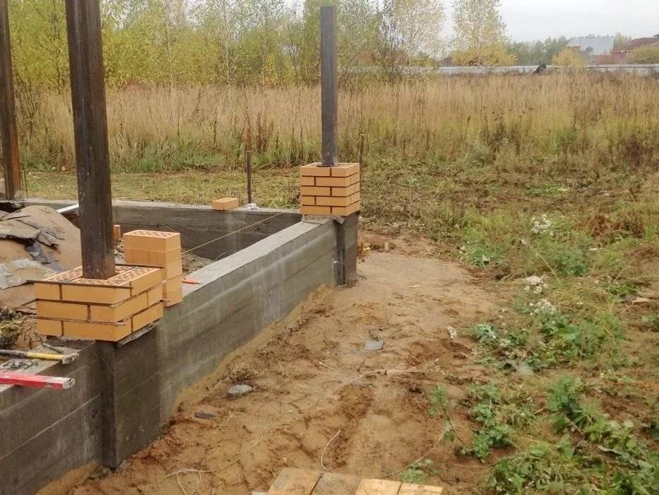 Фундамент под забор с кирпичными столбами: как сделать ленточный своими руками