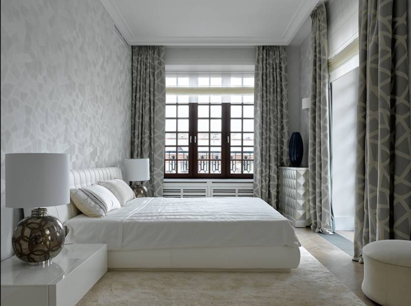 Спальня с двумя окнами - 90 фото идей элегантного дизайна