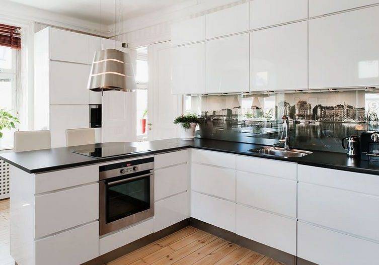 Фартук для белой кухни (55 фото): особенности дизайна светлой глянцевой кухни с черным фартуком и темной столешницей. белая кухня с ярким фартуком в интерьере