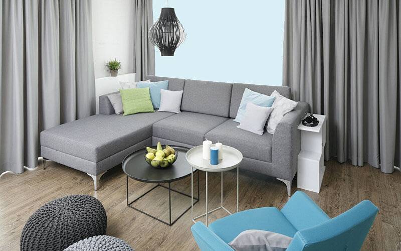 Серый диван в интерьере гостиной: с чем сочетать, фото идей дизайна