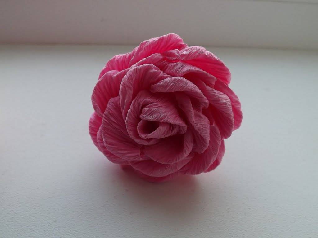 Чарующая роза из гофрированной бумаги с конфетой: идеальный мастер класс