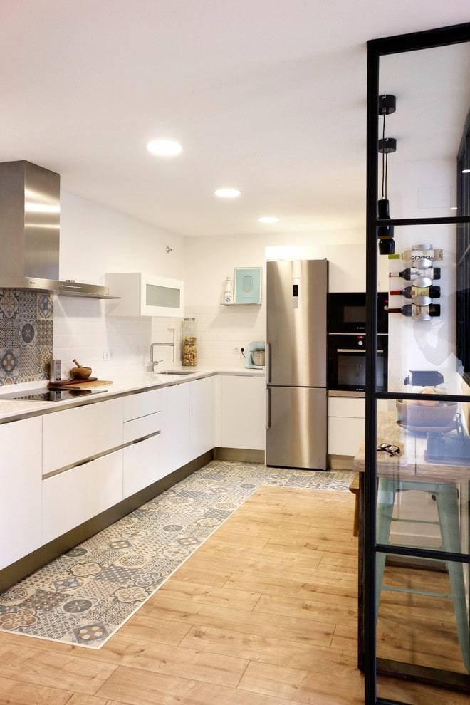 Комбинированный пол на кухне ламинат и плитка: 45 фото решений