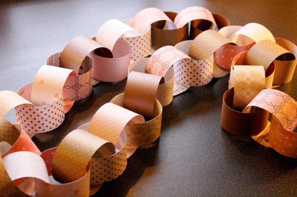 Гирлянда из бумаги (55 фото): как сделать бумажные украшения своими руками? идеи для гирлянды из цветной гофрированной бумаги