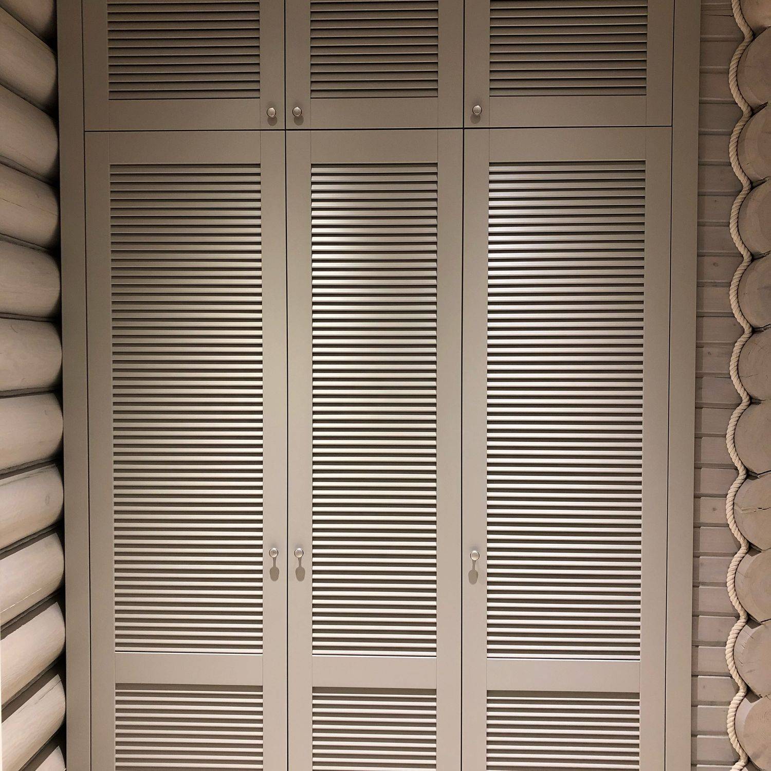 Двери жалюзи: вертикальные и горизонтальные, изготовленные из дерева и пластика