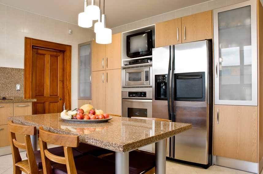 Куда поставить холодильник, если кухня маленькая? учимся экономить пространство: 120+ фото расположений в дизайне