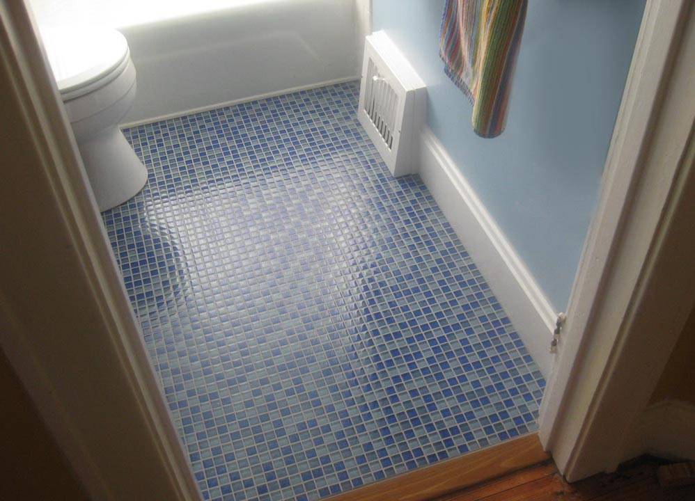 Чем застелить пол в ванной комнате: обзор разных материалов