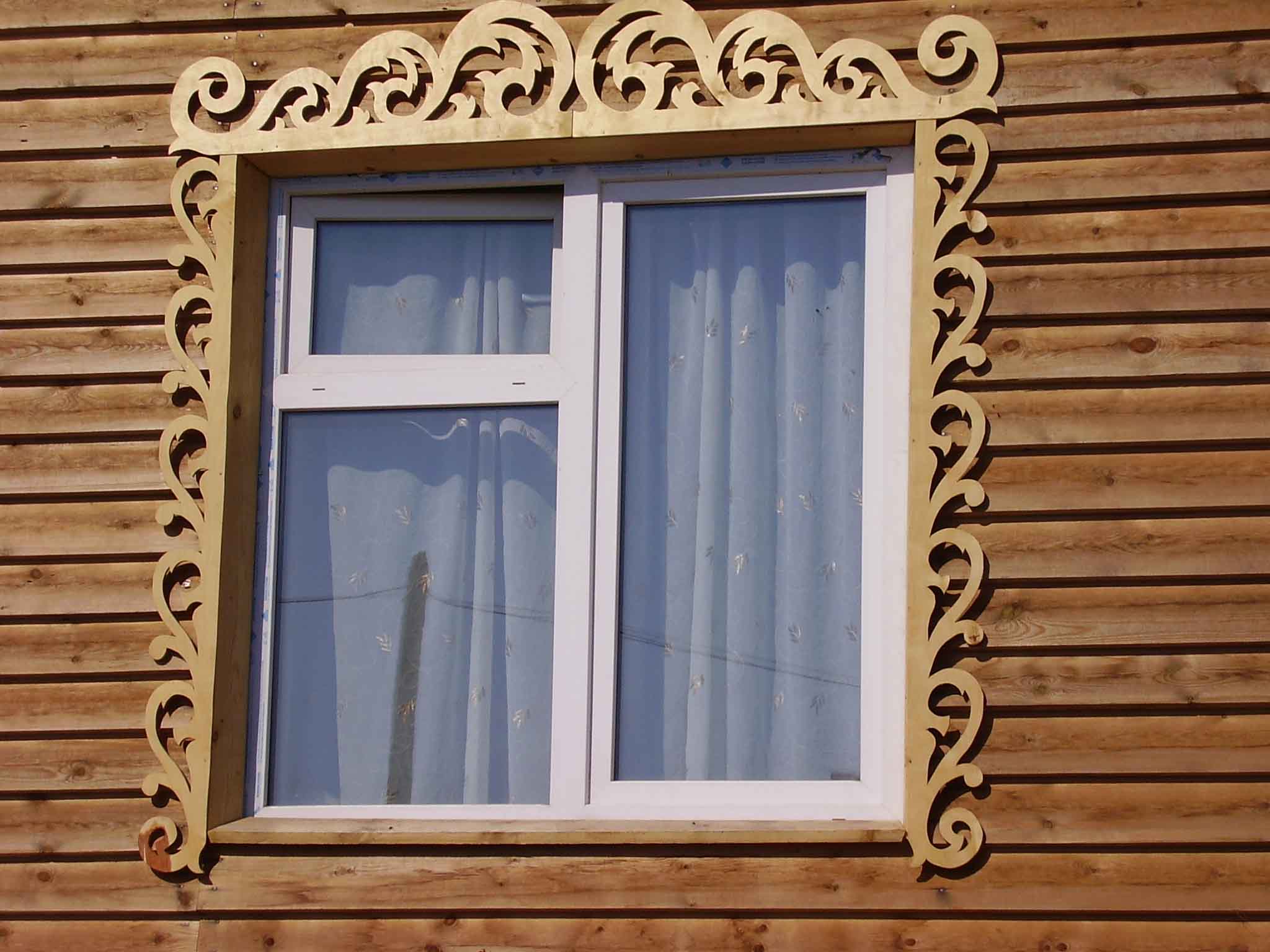 Резные окна в интерьере: ажурное изящество (24 фото)