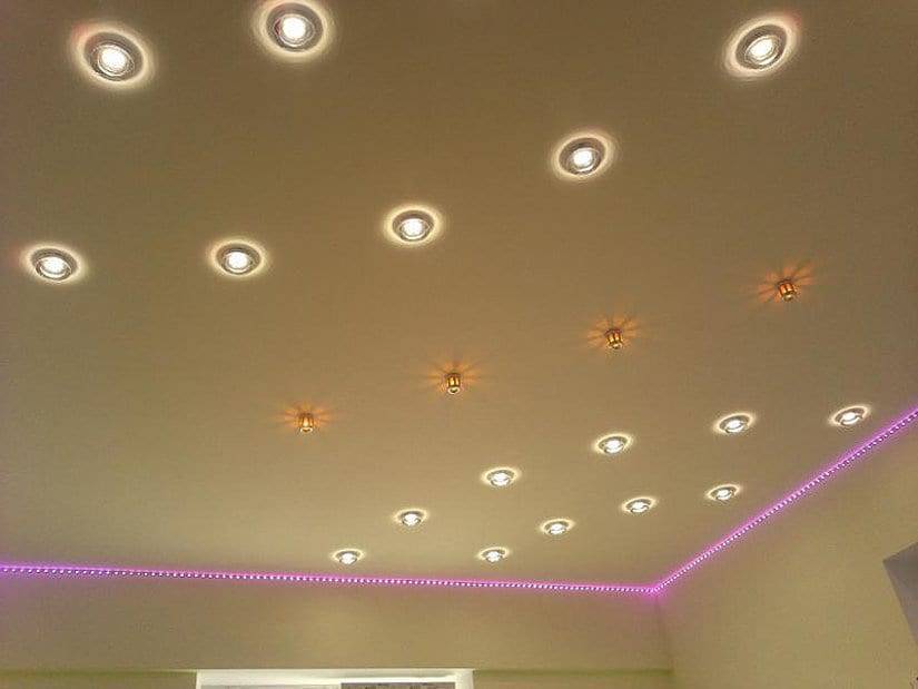 Расположение светильников на натяжном потолке (42 фото варианта)