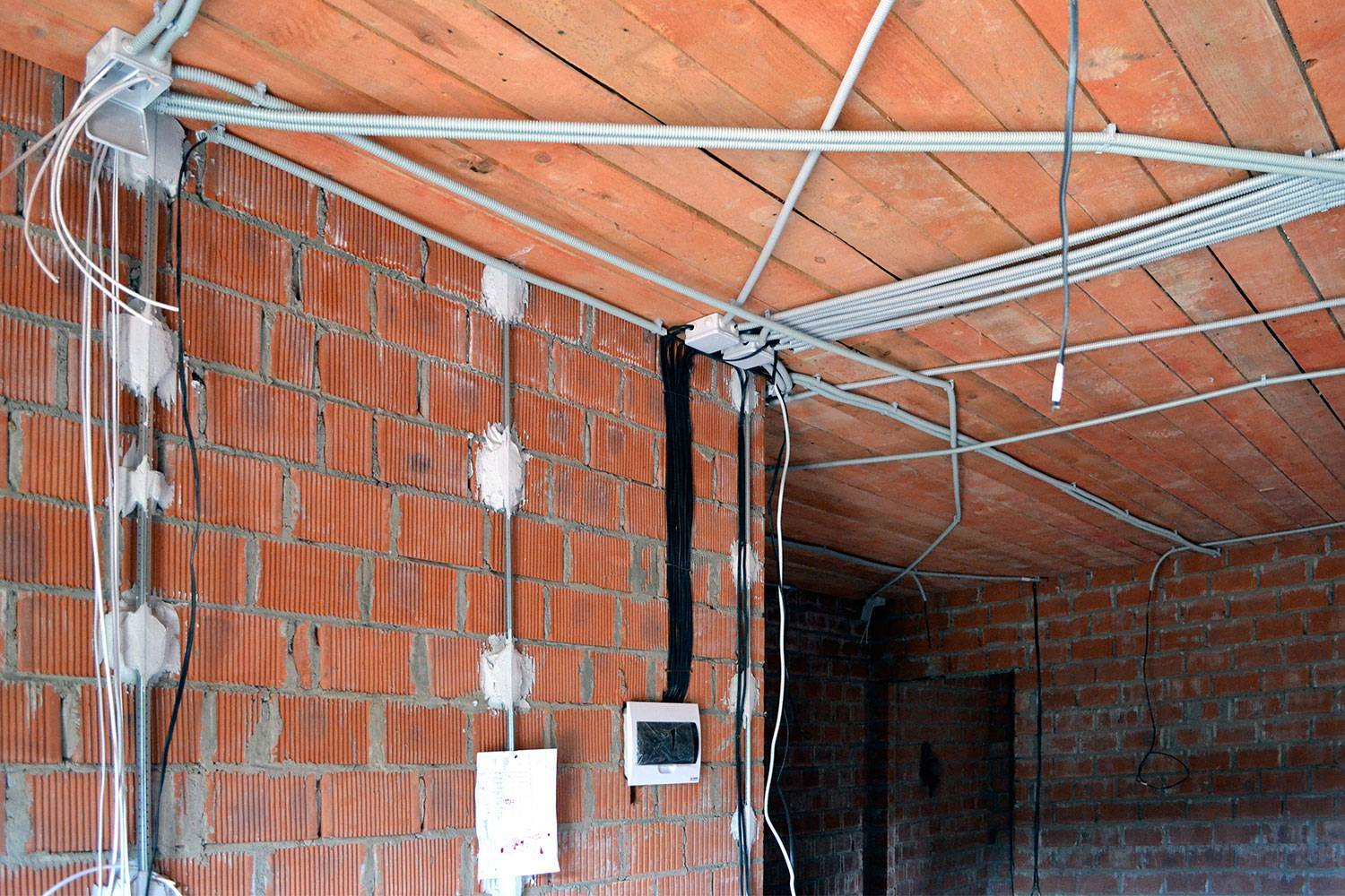 Электропроводка в деревянном доме: пошаговая инструкция с фото
 adblockrecovery.ru