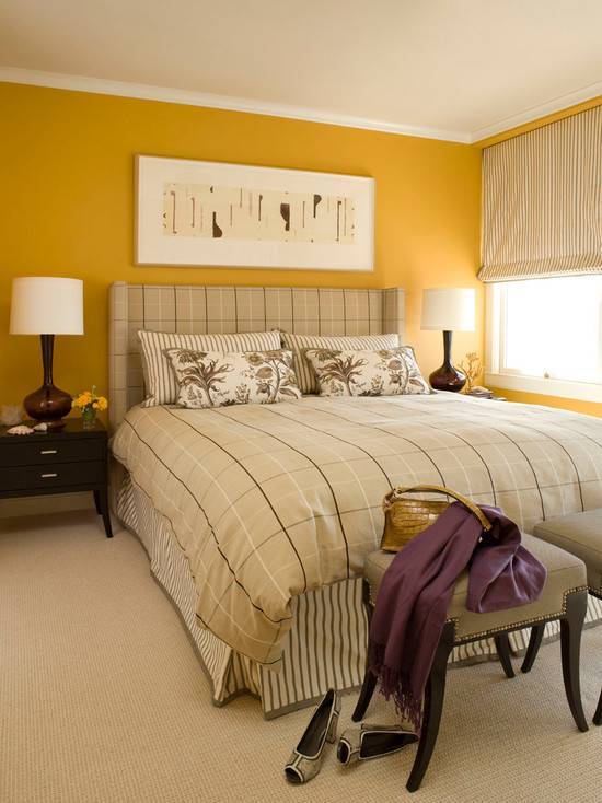 Бежево горчичный. Спальня в горчичном цвете. Желтые обои в спальне. Желтые стены в интерьере спальни. Желто бежевый цвет в интерьере.