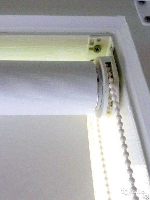 Как прикрепить рулонные шторы к стене или потолку