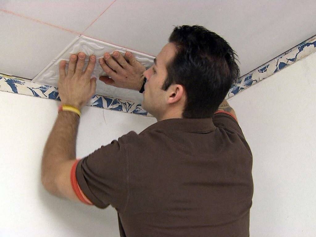 Делаем хороший ремонт - клеим потолочную плитку, видео как правильно клеить плитку ромбом