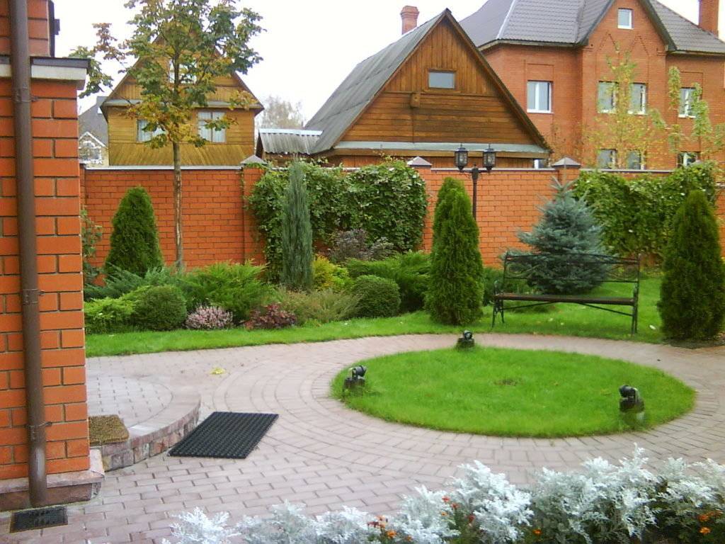 Ландшафтный дизайн двора частного дома: фото, основные приёмы оформления