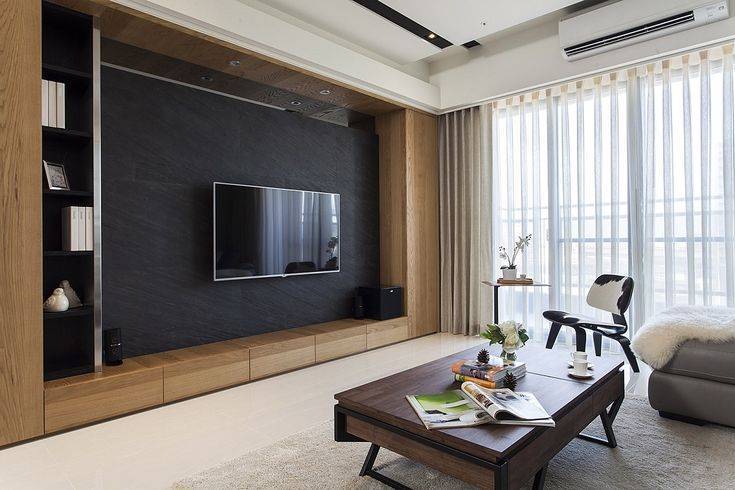 Телевизор на стене в интерьере (46 фото): оформление стены ламинатом и другими материалами в гостиной. дизайн подвески и декоративная отделка в спальне
