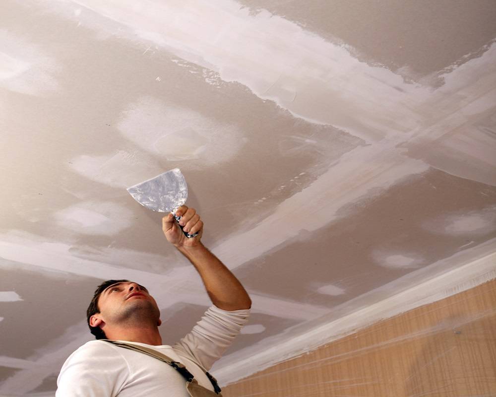 Как побелить потолок водоэмульсионной краской: своими руками валиком и кистью | ремонтсами! | информационный портал