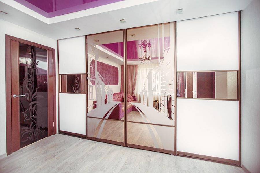 Шкаф-купе в гостиную во всю стену: фото и дизайн интерьера, большая стильная мебель, двери и их оформление