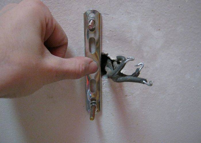 Фото: как повесить и подключить люстру к потолку без крюка?