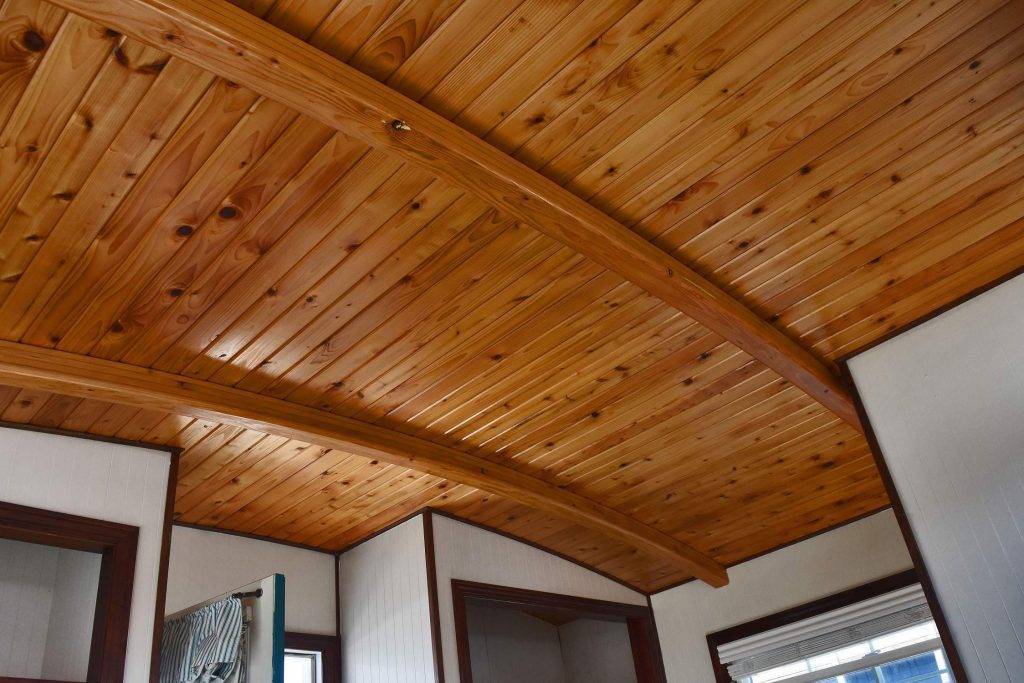Чем и как отделать потолок на даче