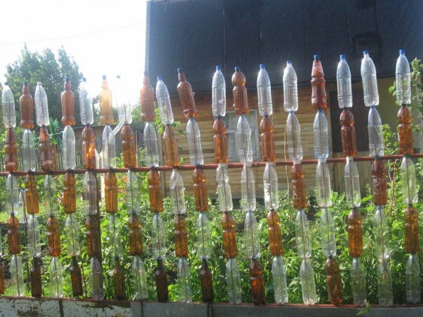 Забор из пластиковых бутылок: какой тип выбрать и как установить