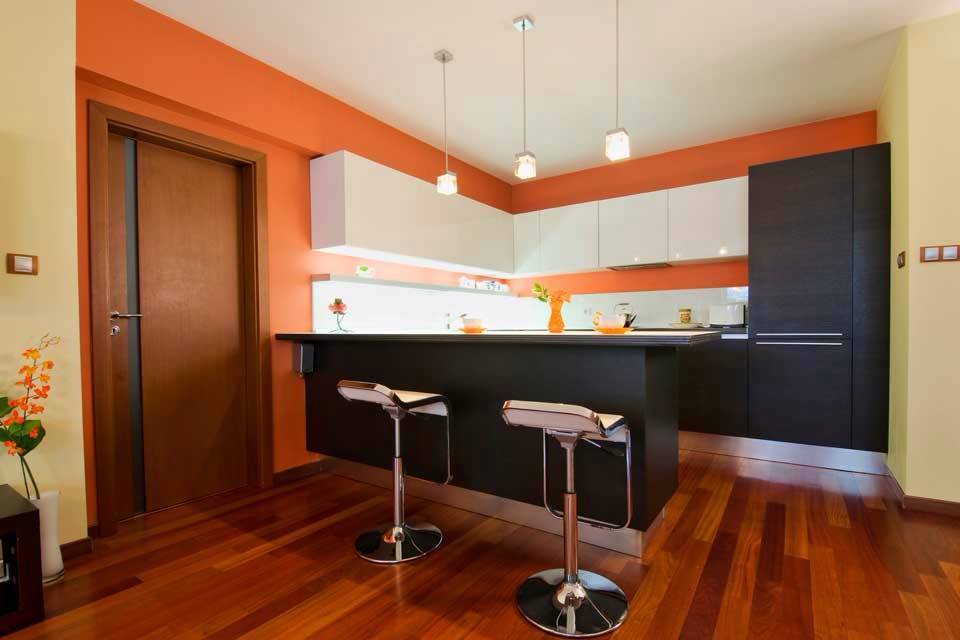 Кухня без верхних шкафов (55 реальных фото): идеи дизайна угловых и линейных, 3 совета по хранению