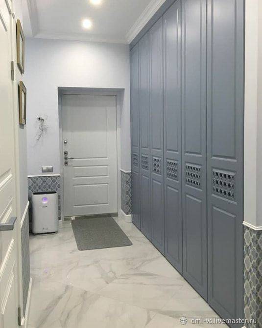 Фотографии идей дизайна шкафа с распашными дверями и глубиной 40 см
