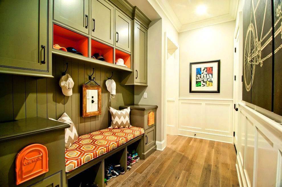 Как правильно оформить узкий коридор в квартире?